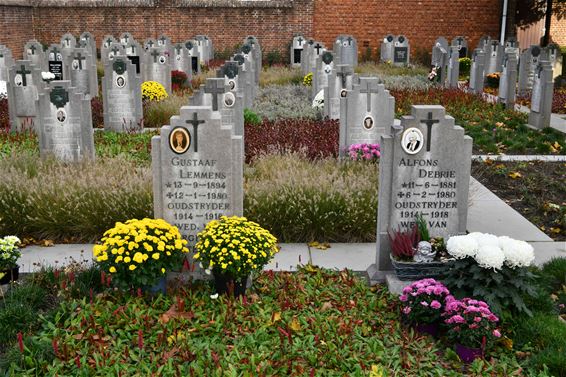 Oud-strijders rusten onder bloemenbed - Beringen