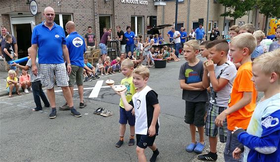 Oude volksspelen in de Lindestraat - Neerpelt