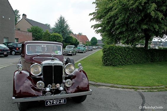 Oudjes kregen ritje in oldtimers - Hamont-Achel