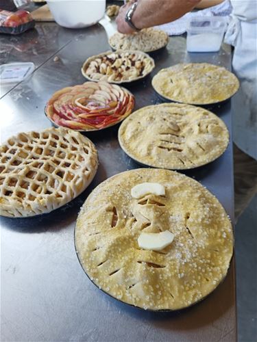Ovenbuur trotseert de hitte voor verse vlaaien - Bocholt