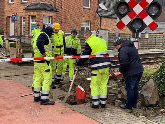 Overweg afgesloten na verkeersongeval - Pelt