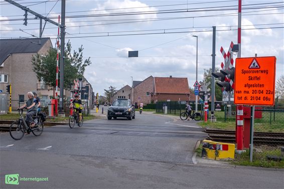 Overweg één nacht Skiffel afgesloten - Pelt
