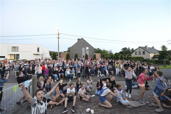 Paal feest op overwinning Chloé en Magali - Beringen