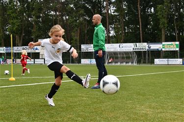 Paalse voetbalmeisjes schitteren in filmpje - Beringen