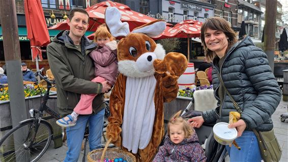 Paashaas bezoekt de zaterdagmarkt - Pelt