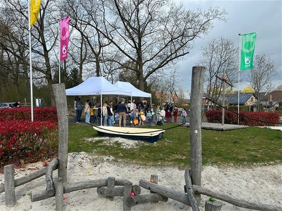 Paashaas brengt gezelligheid op Broeseind - Pelt