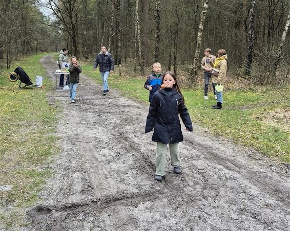 Paashaas brengt leven in Achel Statie - Hamont-Achel