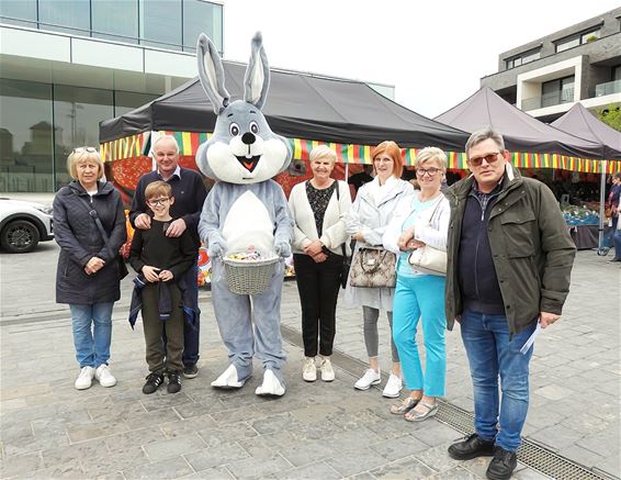 Paashaas op bezoek op wekelijkse markt - Lommel