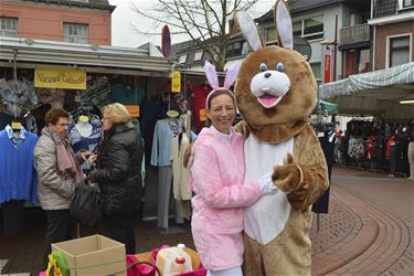 Paashaas trakteert op Beringse markten - Beringen