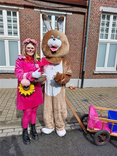 Paashaas verwent marktbezoekers - Beringen