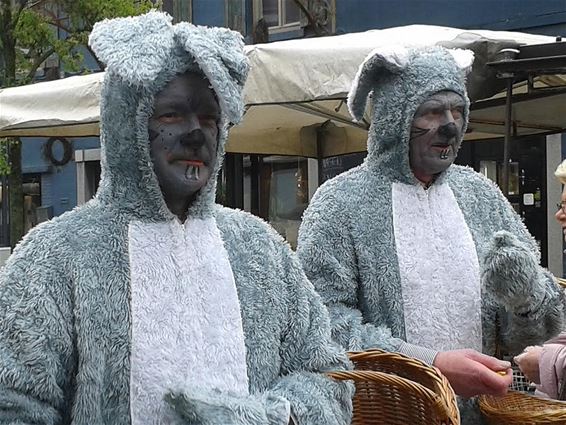 Paashazen op de markt - Peer