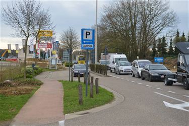 Parking gebruikt als binnenweg - Beringen