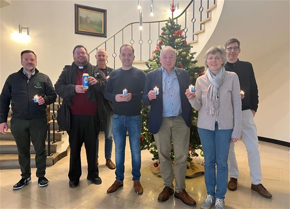 Pastoor Roel bracht Vredeslicht naar 't stadhuis - Hamont-Achel