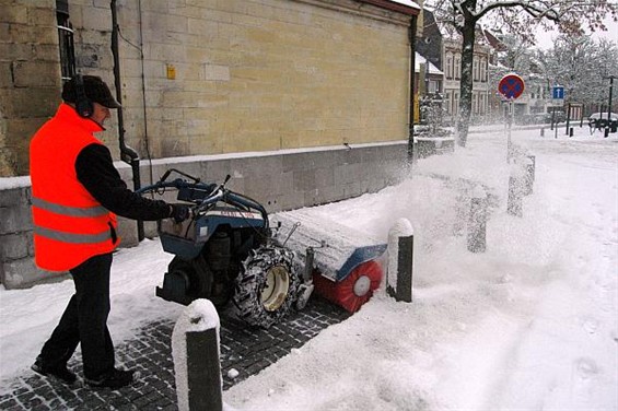 Peerse sneeuwploegen in de weer - Peer