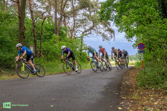 Peloton raast opnieuw door Boseind - Pelt