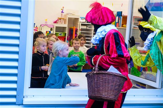 Pieten strooien gul met snoepjes - Beringen