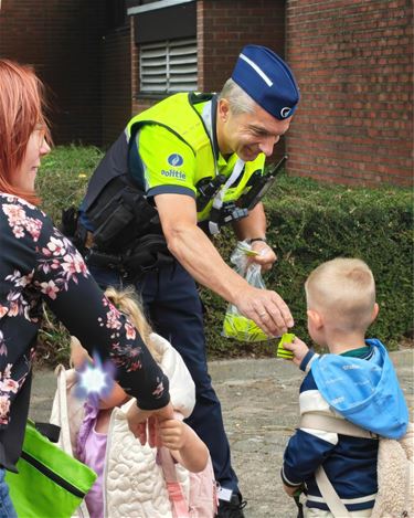 Politie deelt fluohesje-sleutelhangers uit - Lommel