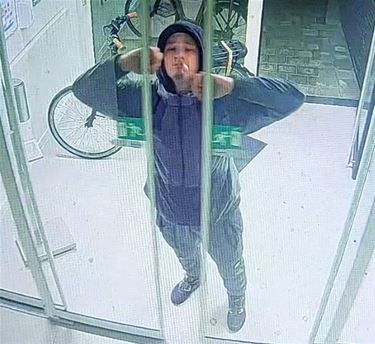 Politie zoekt dader inbraken in dertigtal auto's - Lommel