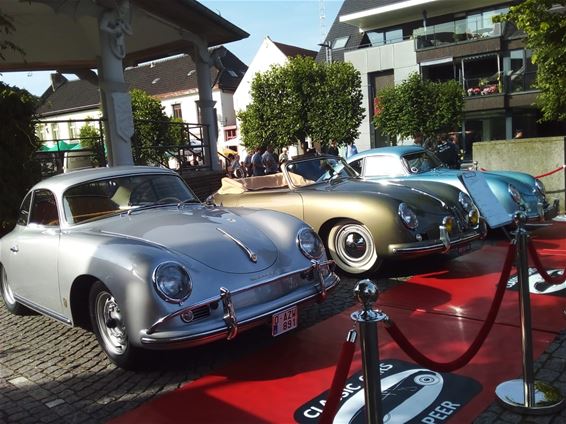 Peer - Porsches trokken bekijks in centrum van Peer