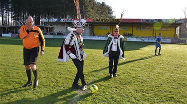 Prins Frans II kan nog altijd voetballen - Pelt