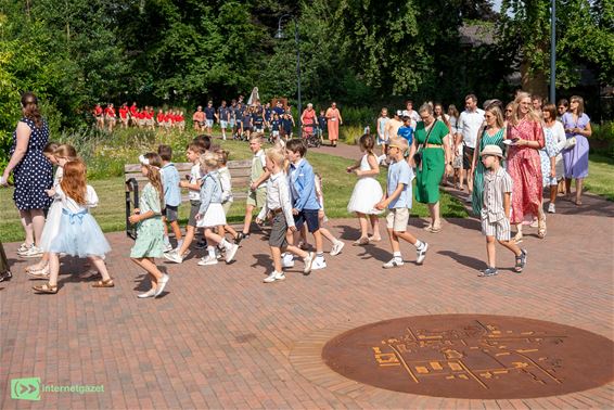Processie in Lille onder stralende zon - Pelt