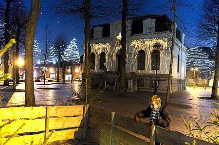 Projecties tegen oude stadhuisgevels - Lommel