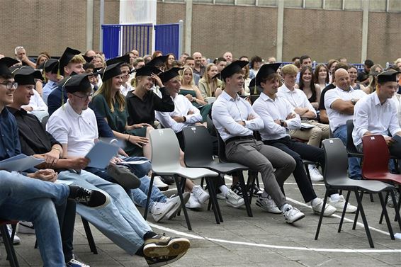 Provil wuifde afgestudeerden uit - Lommel