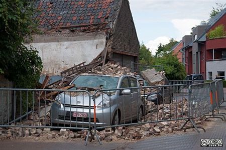 Puin bedelft geparkeerde wagens - Neerpelt