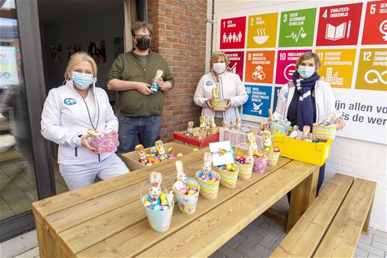 PuuR Fifty One schenkt paaskorfjes - Lommel