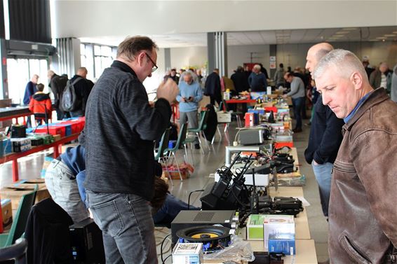 Radioamateurs treffen elkaar op rommelmarkt - Houthalen-Helchteren