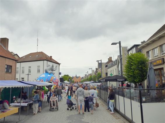 Regen deert kunst- en ambachtmarkt niet - Peer