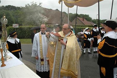 Regen, maar toch processie in SHLille - Neerpelt