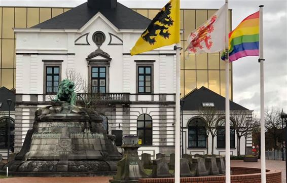 Regenboogvlag aan gemeentehuis - Leopoldsburg