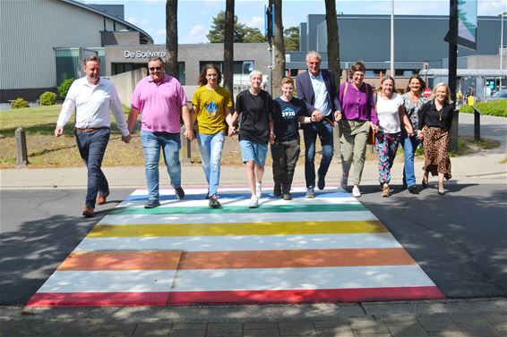 Regenboogzebrapad ingewandeld - Lommel