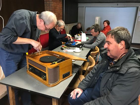 Repair Café lokt steeds meer volk - Beringen