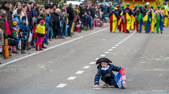 Rijen dik voor de mooiste en grootste stoet... - Neerpelt