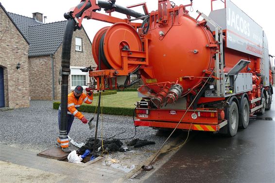 Riolering verstopt: Steenovenlaan onder water - Neerpelt