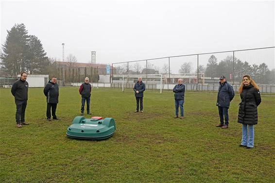 Robotmaaiers gaan voetbalvelden maaien - Pelt