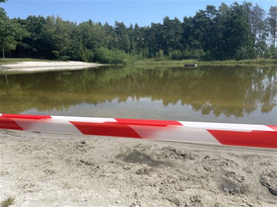 Rode vlag aan zwemvijver Koersels Kapelleke - Beringen