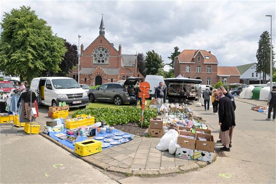 Rommelmarkt Tervant met wat regen en zon - Beringen
