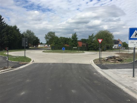 Rotonde aan scholencampus open voor het verkeer - Peer