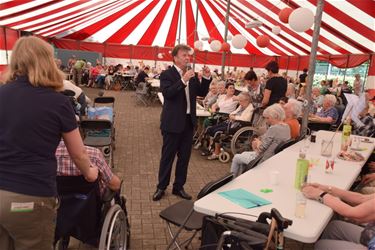 Rudy Clarck zingt op bewonersfeest Ocura - Beringen