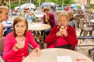 Rusthuisbewoners genieten van een ijsje - Beringen