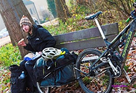 's Nachts slaapt hij in een tentje... - Neerpelt