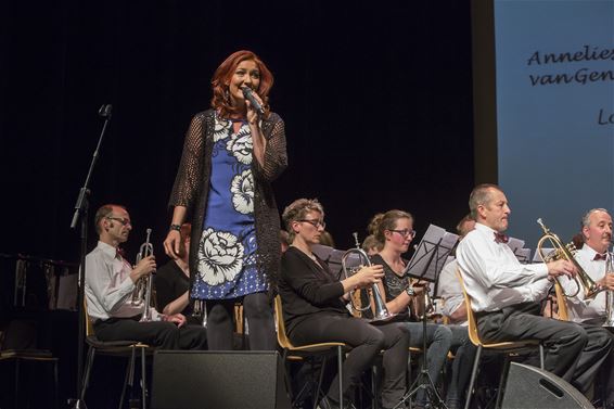 Sabine Tiels zingt met fanfare - Overpelt