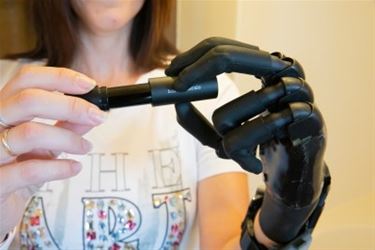 Sabine toont werking van haar bionische hand - Beringen
