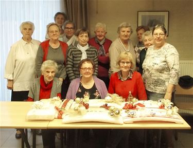 Samana Lutlommel maakt kerststukjes - Lommel