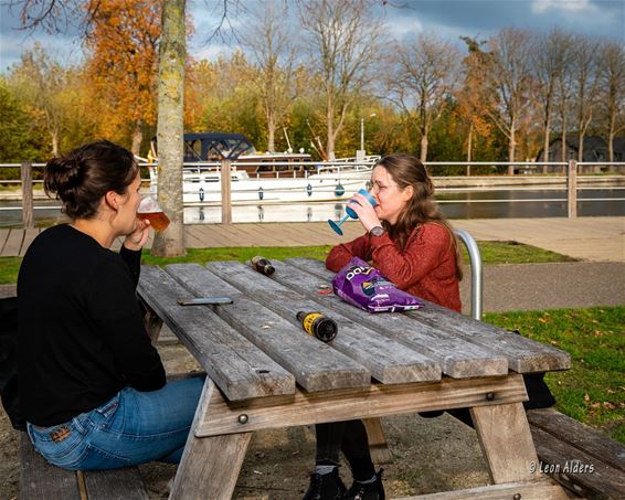 Samen op een benkske aan de passantenhaven - Pelt