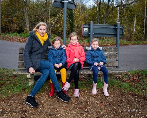 Samen op een benkske bij het kanaal - Pelt