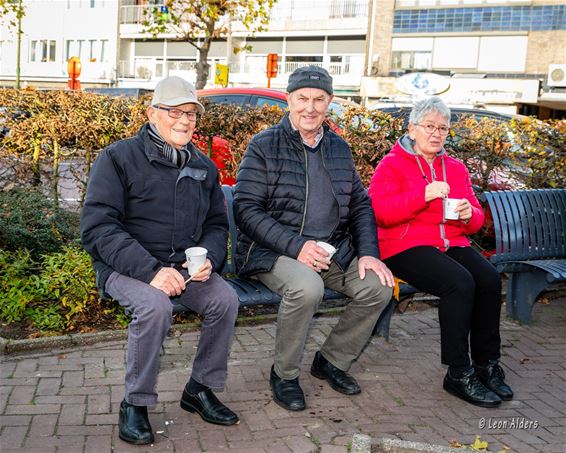 Samen op een benkske op het Marktplein - Pelt